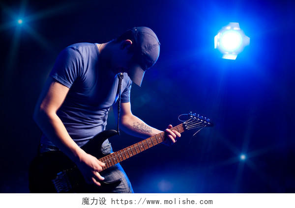 蓝色背景歌手电吉他吉他手演唱会照片射灯灯光